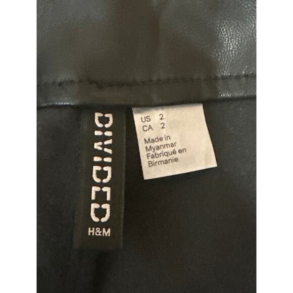 H&M Divided Black Faux Vegan Leather Pleated High Waisted Straight Leg Shorts 2 - Picture 4 of 5